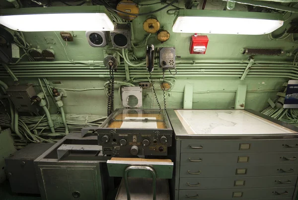 Sala de navegación - Interiores del submarino USS Growler SSG-57 que se retiró del servicio en 1964 de la Armada de los Estados Unidos — Foto de Stock