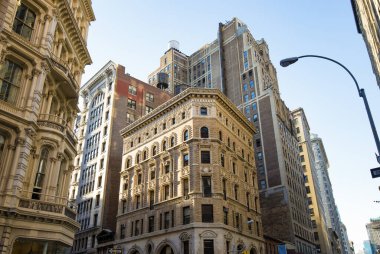 New York 'ta Manhattan' ın merkezindeki Broadway 'deki tarihi binaların görüntüsü.