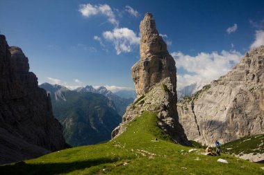 Campanile di Val Montanaia İtalya 'nın Friuli kentindeki dağlarla çevrili bir kaya kulesidir.