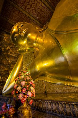 Buda 'nın altın heykeline yaslanarak. Wat Pho - Bangkok, Tayland