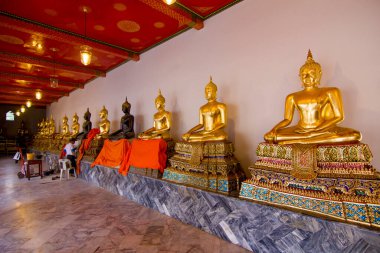 Bangkok, Tayland 'daki Wat Pho tapınağında oturan Buda kuyruğu.