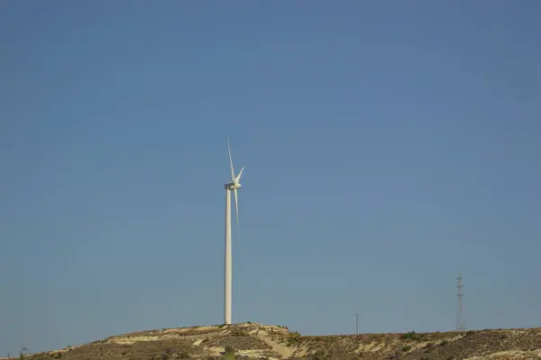 Cypr Wiatrak Elektryczny Górze — Zdjęcie stockowe