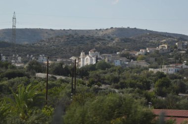 Dağ yamacında Kıbrıs, köy ve kilise