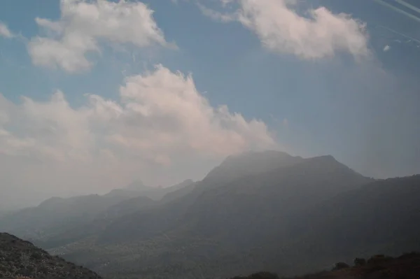 Kıbrıs, taş sıradağlar, gökyüzü ve bulutlar