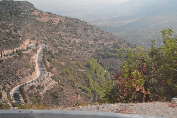 Kıbrıs, taş dağ sırası, gökyüzü ve bulutlar, yılan yolu