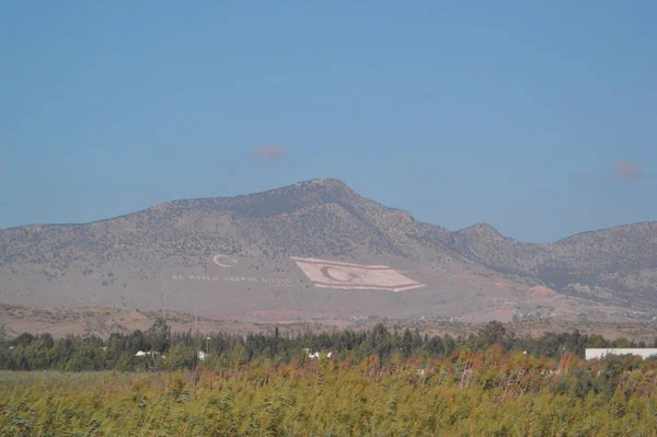 Kıbrıs Türk bayrağı dağ yamacında
