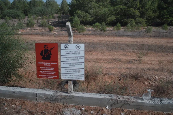 Kuzey ve Güney Kıbrıs arasındaki sınır, dikenli tel