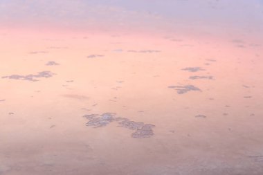 Samutsakhon Tayland 'daki su ve tuz kristali üzerinde güzel manzara tuzu çiftliği günbatımı redüksiyonu