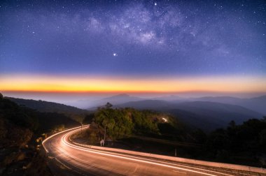 Samanyolu Galaksisi Doi Inthanon Chiang Mai, Tayland 'da yol ve dağ katmanlarıyla aydınlanıyor.