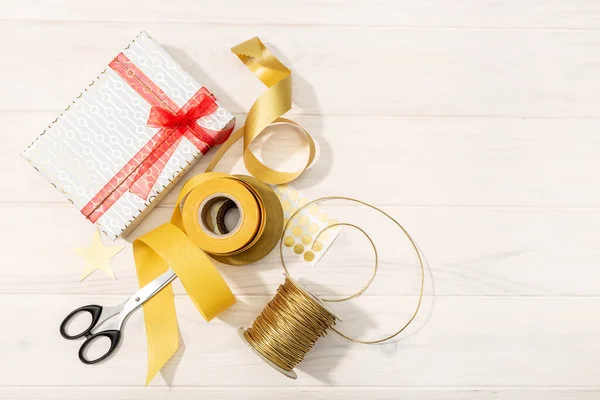 Colocação plana de presentes de Natal, papel de decoração, fitas e tesouras. Conceito de presente de Natal — Fotografia de Stock