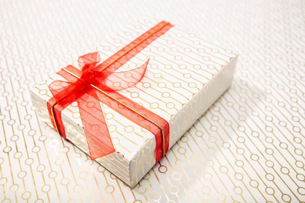Caixa de presente decorativa com laço vermelho e fita longa. Conceito actual — Fotografia de Stock