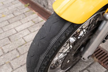 Yıpranmış bir motosiklet. Hasarlı tekerlek.