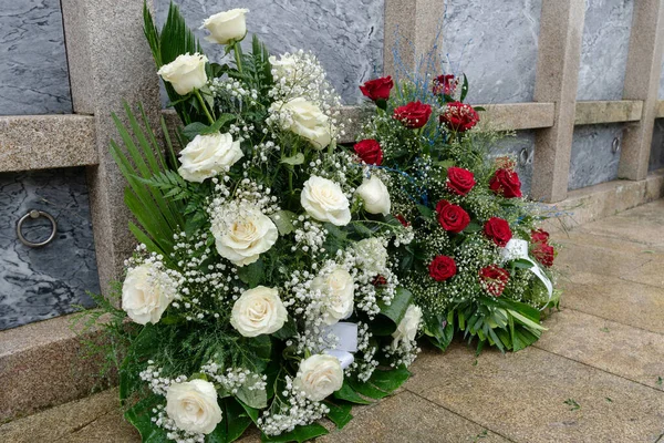 在基督教圣日活动期间，墓地的坟墓里放着一束五彩缤纷的花 — 图库照片
