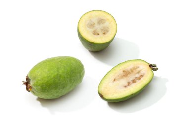 Fayjoa meyvesi beyaz arka planda izole edilmiş. Acca sellowiana