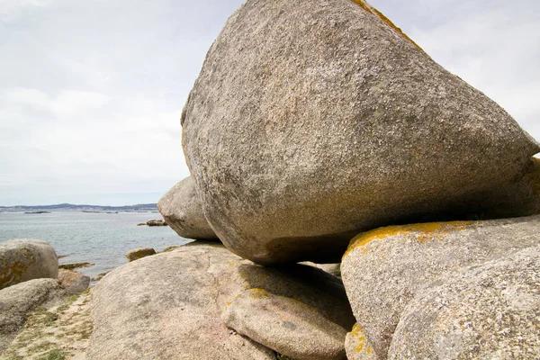 Formação cênica de grandes rochas redondas na costa atlântica — Fotografia de Stock