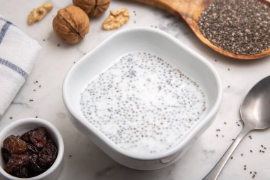 Mermer masada Chia pudingi. Süper yemek.