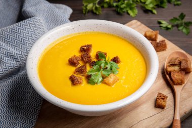 Ekmek arası havuç kremalı çorba.