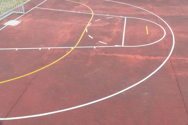Πολλαπλών αθλητικών παιχνίδι δικαστήριο στο πίσω αυλή του σχολείου — Φωτογραφία Αρχείου