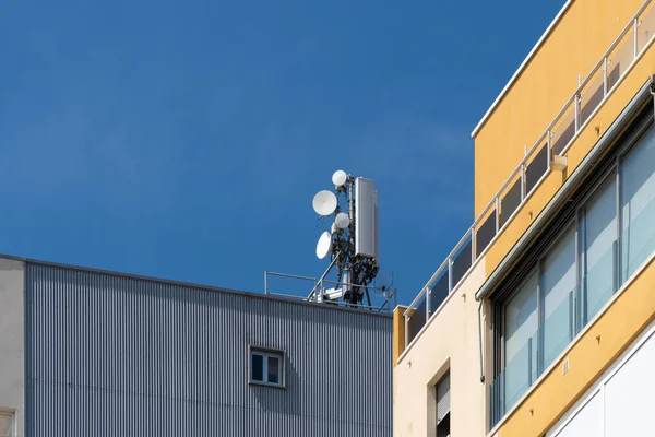 Mobilne anteny w budynku — Zdjęcie stockowe