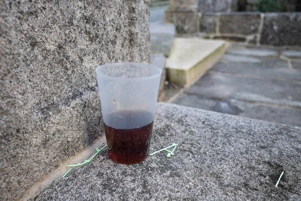 Покинуте пластикове скло з коксовим напоєм після вечірки — стокове фото