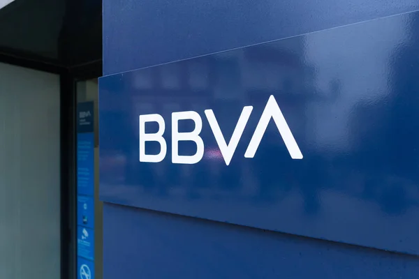 Cierre del nuevo logotipo de BBVA en la oficina bancaria de BBVA —  Fotos de Stock