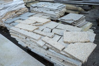 Kesme fabrikasında granit mermer levhalar.