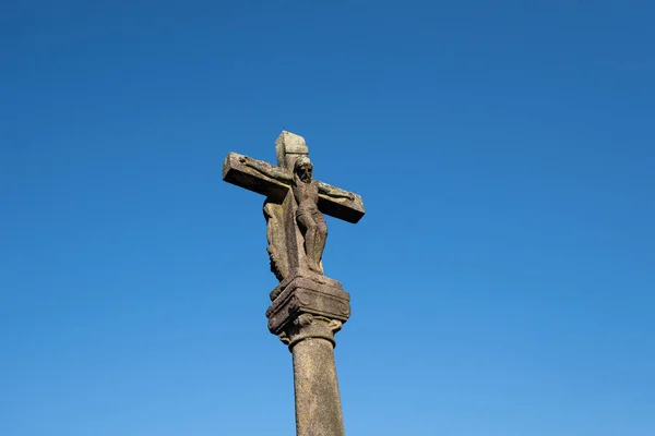 Croce antica in pietra intagliata chiamata Cruceiro — Foto Stock