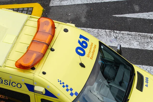 Una ambulancia en movimiento vista desde arriba. 061 Galicia, España — Foto de Stock