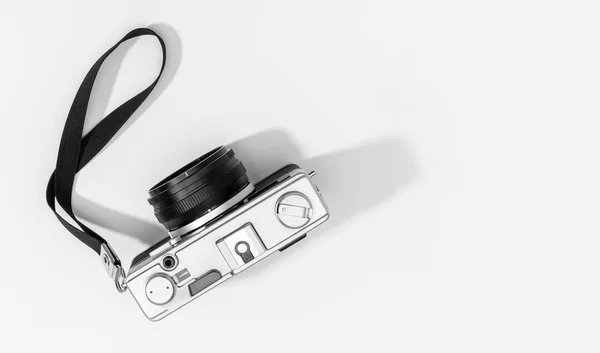 Hintergrund einer alten Fotokamera isoliert auf grauem Hintergrund. Kopierraum — Stockfoto