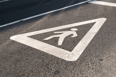 Asfalta yayalar çizilmiş.