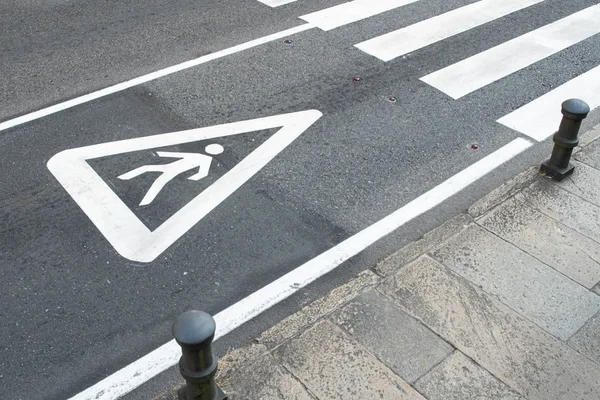 Señal peatonal pintada sobre el asfalto — Foto de Stock