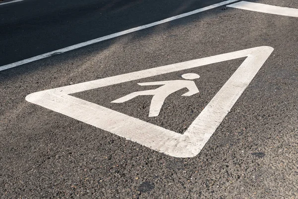 Voetgangersbord geschilderd op het asfalt — Stockfoto