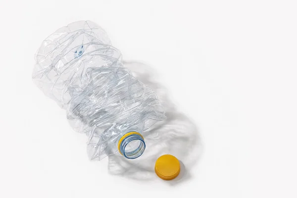 Geplette plastic fles geïsoleerd op witte achtergrond — Stockfoto