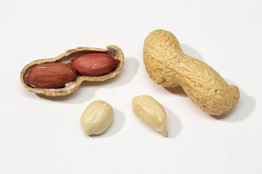 Beyaz arka planda izole edilmiş kurumuş fıstıklar.