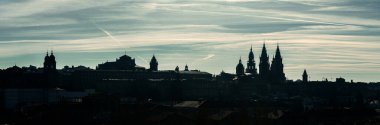 Santiago de Compostela 'nın geniş panoramik görüntüsü. Compostela 'nın siluetli silueti