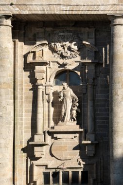 San Francisco kilise cephesinde Assisi heykeli Francis. Santiago de Compostela, İspanya