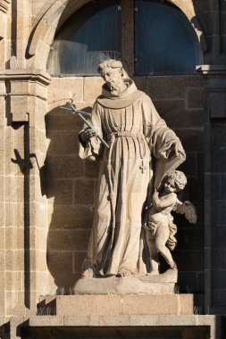 San Francisco kilise cephesinde Assisi heykeli Francis. Santiago de Compostela, İspanya