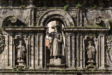 Havari Santiago ve müritlerinin heykeli. Santiago de Compostela Katedrali'nin doğu cephesi