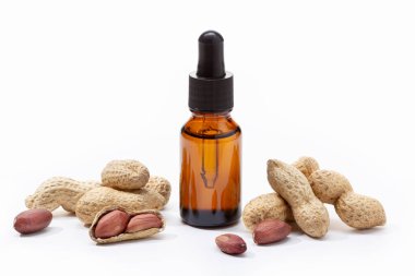 Fıstık yağı beyaz arka planda izole edilmiş. Cilt bakımı için fındık yağı
