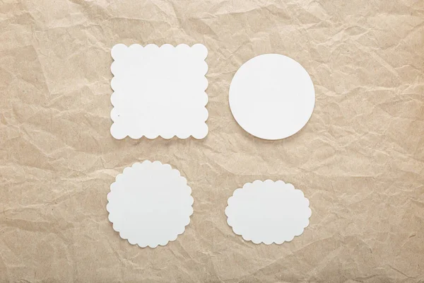 Buruşmuş Kağıt Üzerinde Bir Grup Beyaz Karton Kartın Şablonu Kağıt — Stok fotoğraf