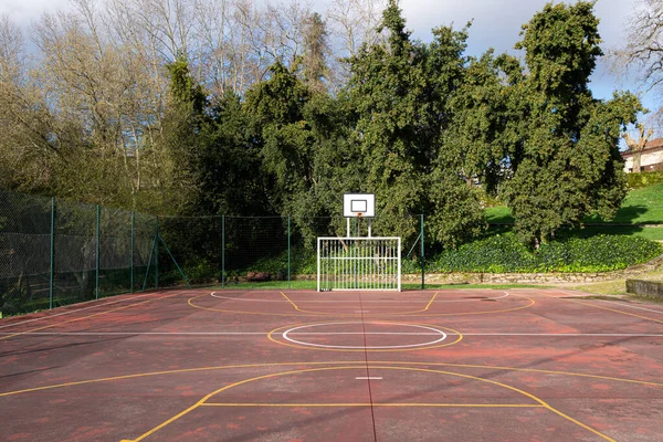 Υπαίθριο Γήπεδο Σπορ Στο Δημόσιο Πάρκο Ερασιτεχνικό Άθλημα Αντιγραφή Χώρου — Φωτογραφία Αρχείου