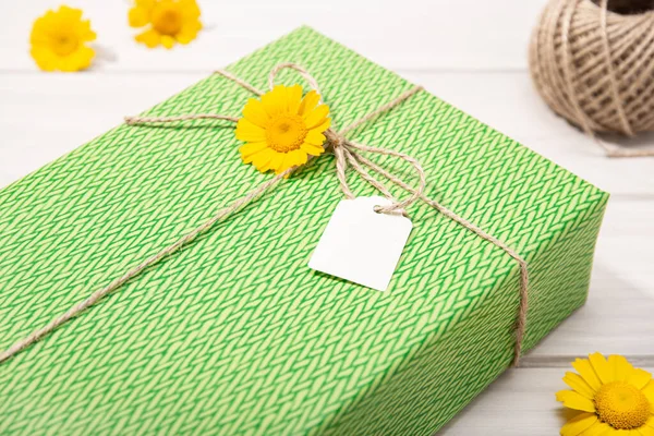 Presente Verde Caixa Presente Com Rótulo Branco Flores Margarida Mesa — Fotografia de Stock