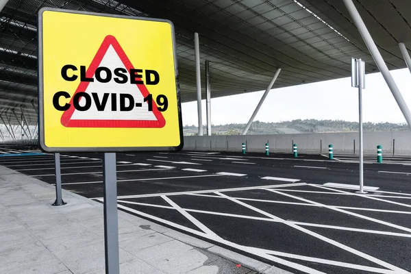 Señal Advertencia Con Texto Cerrado Covid Estacionamiento Vacío Aeropuerto Estación — Foto de Stock