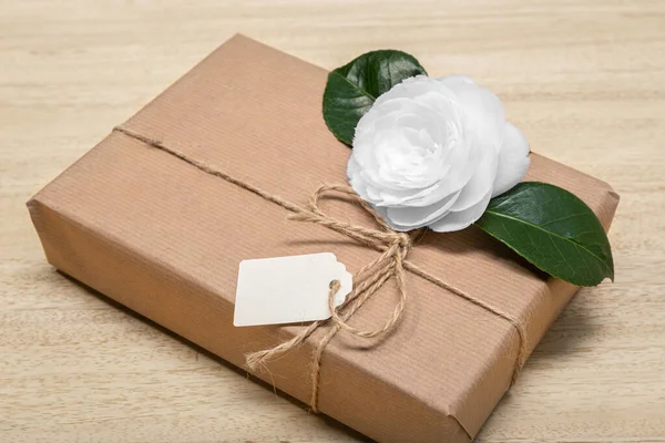 Mock Caixa Presente Com Rótulo Branco Flor Celebração Conceito Presente — Fotografia de Stock