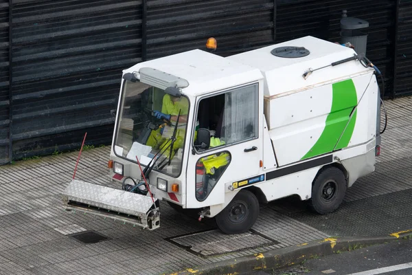 Máquina Limpieza Calles Trabajando Ciudad Barredora Limpiando Acera Con Agua — Foto de Stock