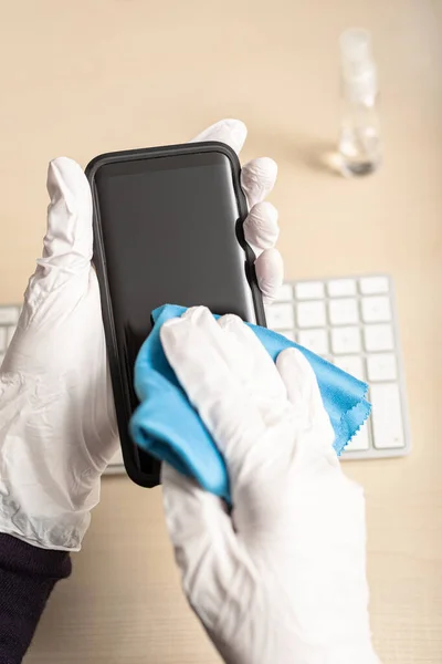 Ręce Rękawiczkami Czyszczącymi Telefon Komórkowy Środkiem Dezynfekującym Covid Koncepcja Zapobiegania — Zdjęcie stockowe