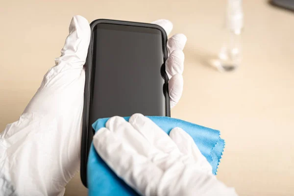Alkolle Temizliği Akıllı Telefon Ekranı Hastalıkları Önlemek Için Kirli Telefonları — Stok fotoğraf