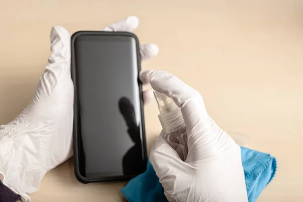 Eldivenli Eller Dezenfektan Spreyli Temiz Cep Telefonu Covid Coronavirus Salgınını — Stok fotoğraf