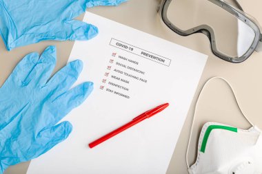 Coronavirus tavsiyesi ya da önleme konsepti. COVID-19 önleme kontrol listesi ve güvenlik ekipmanlarının üst görünümü