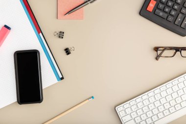 Ev konseptinde çalış. Akıllı telefon, klavye ve ofis malzemeleri. Boşluğu kopyala
